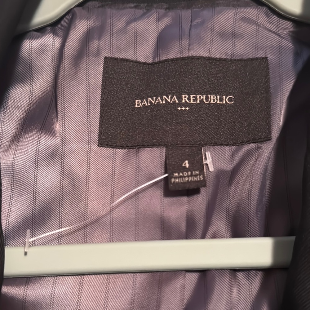 Banana Republic- CLASSIC SUIT BLAZER/Wms size: 4/ Black/ Semi-fitted/ NEW w/ tag - Picture 2 of 15